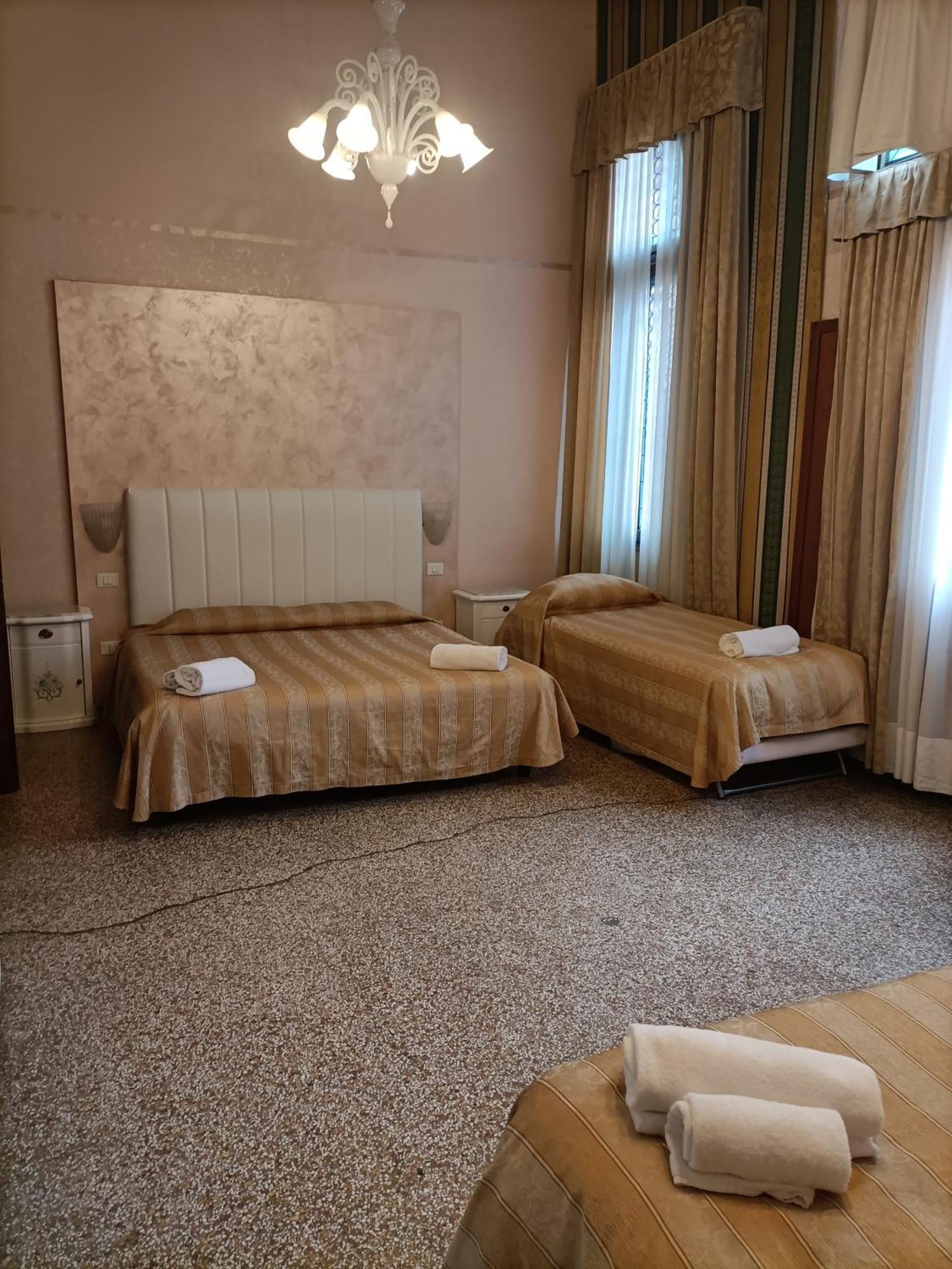 Palazzo Lion Morosini - Check In Presso Locanda Ai Santi Apostoli Venedik Dış mekan fotoğraf