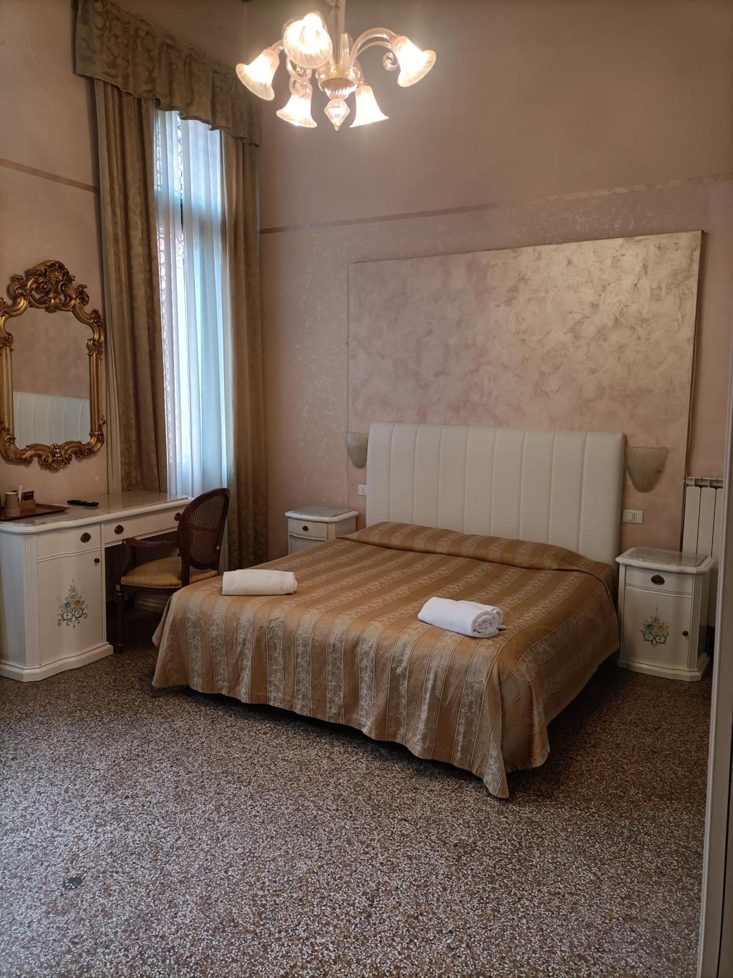 Palazzo Lion Morosini - Check In Presso Locanda Ai Santi Apostoli Venedik Dış mekan fotoğraf